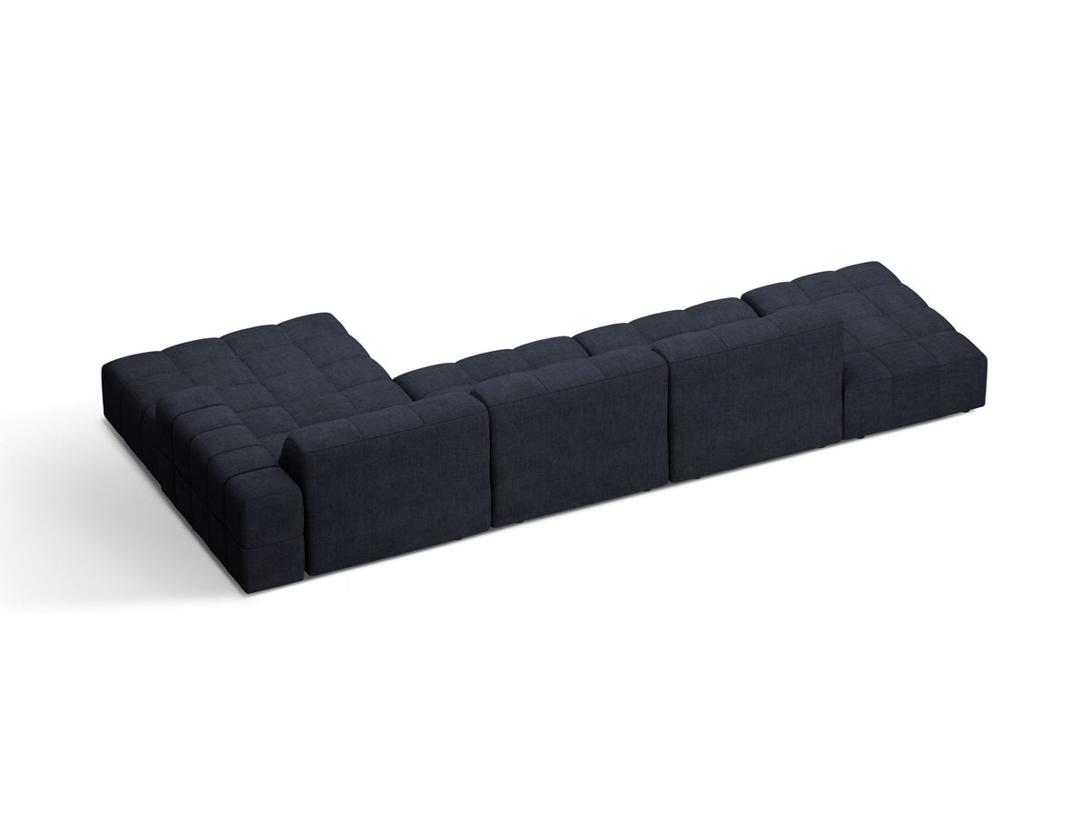 Jennifer Linkes Ecksofa von Micadoni in Leichtem Beige, L-Form, Bluvel-Stoffbezug, schwarze Kunststoffbeine, grosse Sitzfläche im Wohnraum.