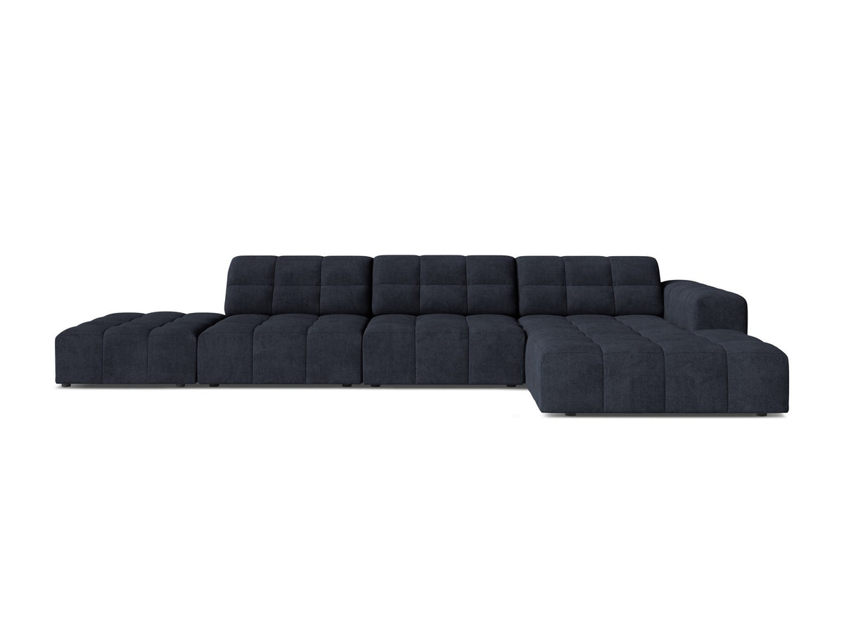 Jennifer Linkes Ecksofa von Micadoni in Leichtem Beige, L-Form, Bluvel-Stoffbezug, schwarze Kunststoffbeine, grosse Sitzfläche im Wohnraum.