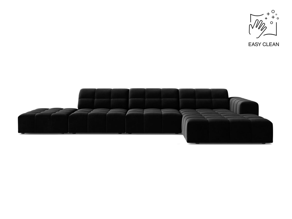 Jennifer Linkes Ecksofa von Micadoni in Leichtem Beige, L-Form, Bluvel-Stoffbezug, schwarze Kunststoffbeine, grosse Sitzfläche im Wohnraum.