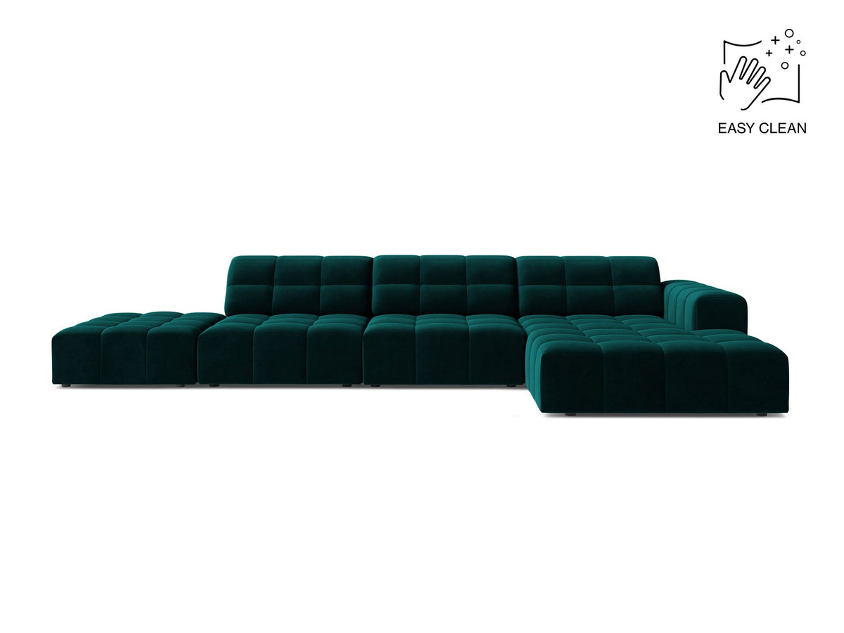 Jennifer Linkes Ecksofa von Micadoni in Leichtem Beige, L-Form, Bluvel-Stoffbezug, schwarze Kunststoffbeine, grosse Sitzfläche im Wohnraum.