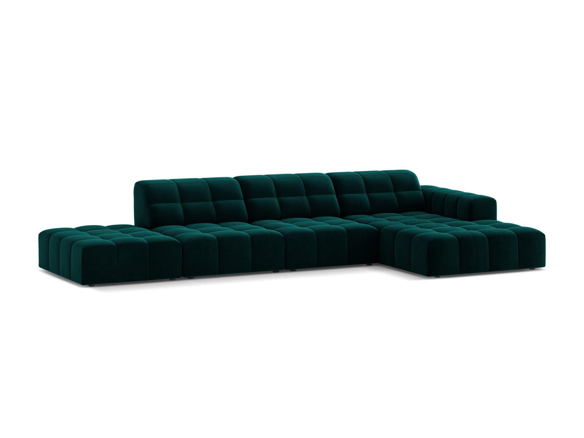 Jennifer Linkes Ecksofa von Micadoni in Leichtem Beige, L-Form, Bluvel-Stoffbezug, schwarze Kunststoffbeine, grosse Sitzfläche im Wohnraum.