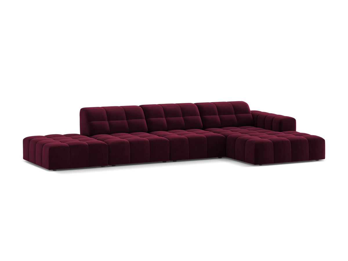 Jennifer Linkes Ecksofa von Micadoni in Leichtem Beige, L-Form, Bluvel-Stoffbezug, schwarze Kunststoffbeine, grosse Sitzfläche im Wohnraum.