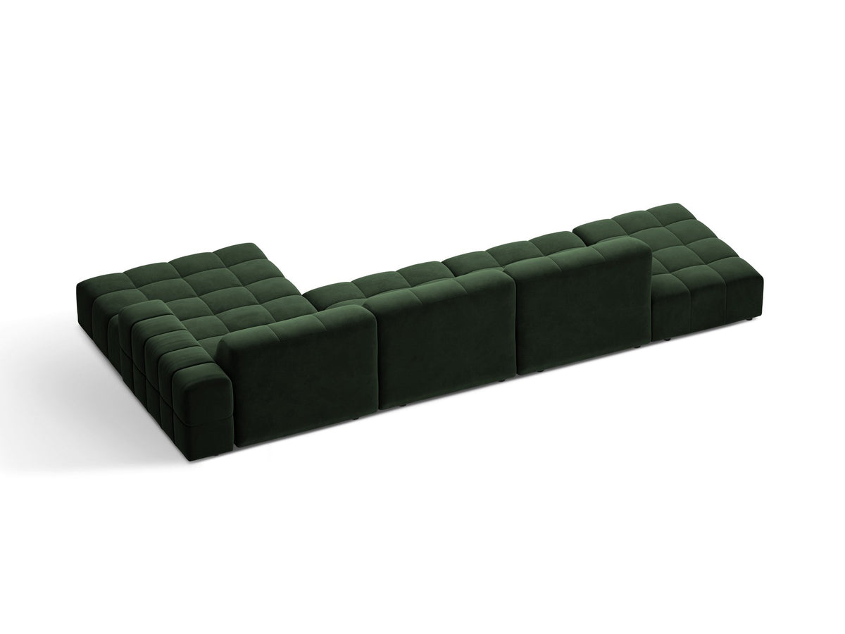 Jennifer Linkes Ecksofa von Micadoni in Leichtem Beige, L-Form, Bluvel-Stoffbezug, schwarze Kunststoffbeine, grosse Sitzfläche im Wohnraum.