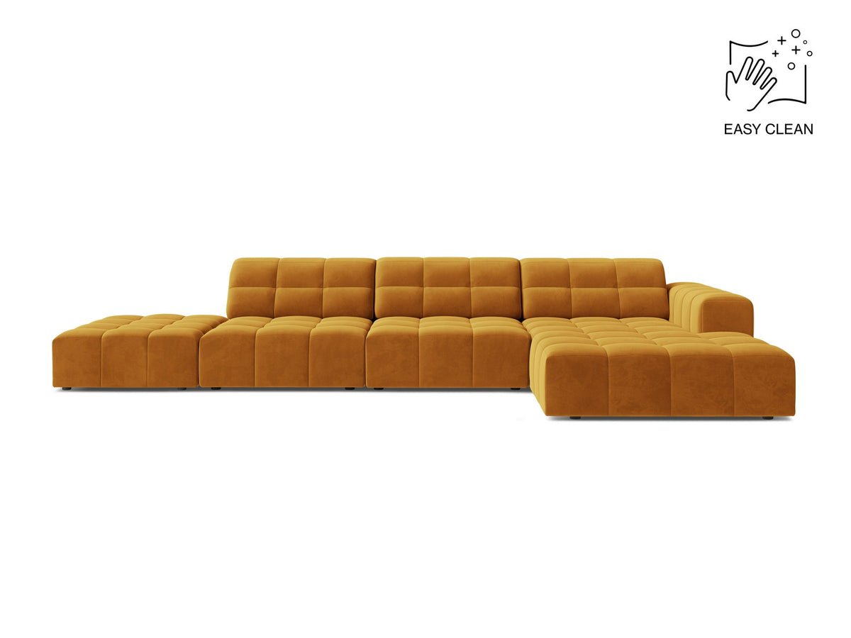Jennifer Linkes Ecksofa von Micadoni in Leichtem Beige, L-Form, Bluvel-Stoffbezug, schwarze Kunststoffbeine, grosse Sitzfläche im Wohnraum.