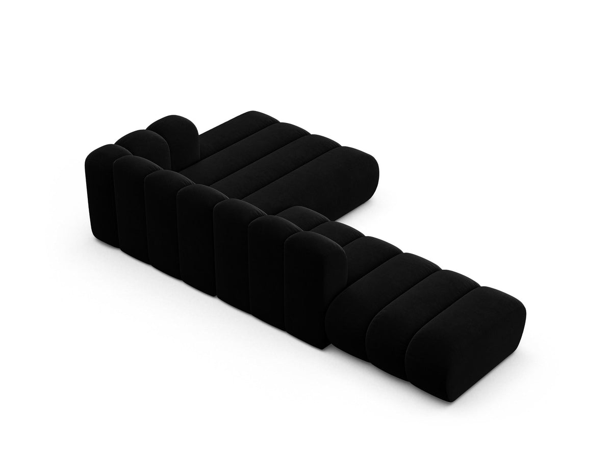 Beiges L-Sofa Lupine von Micadoni mit Venus-Samtstoffbezug, schwarzen Kunststoffbeinen und rechter Ausrichtung, Grösse 299x177x70 cm.