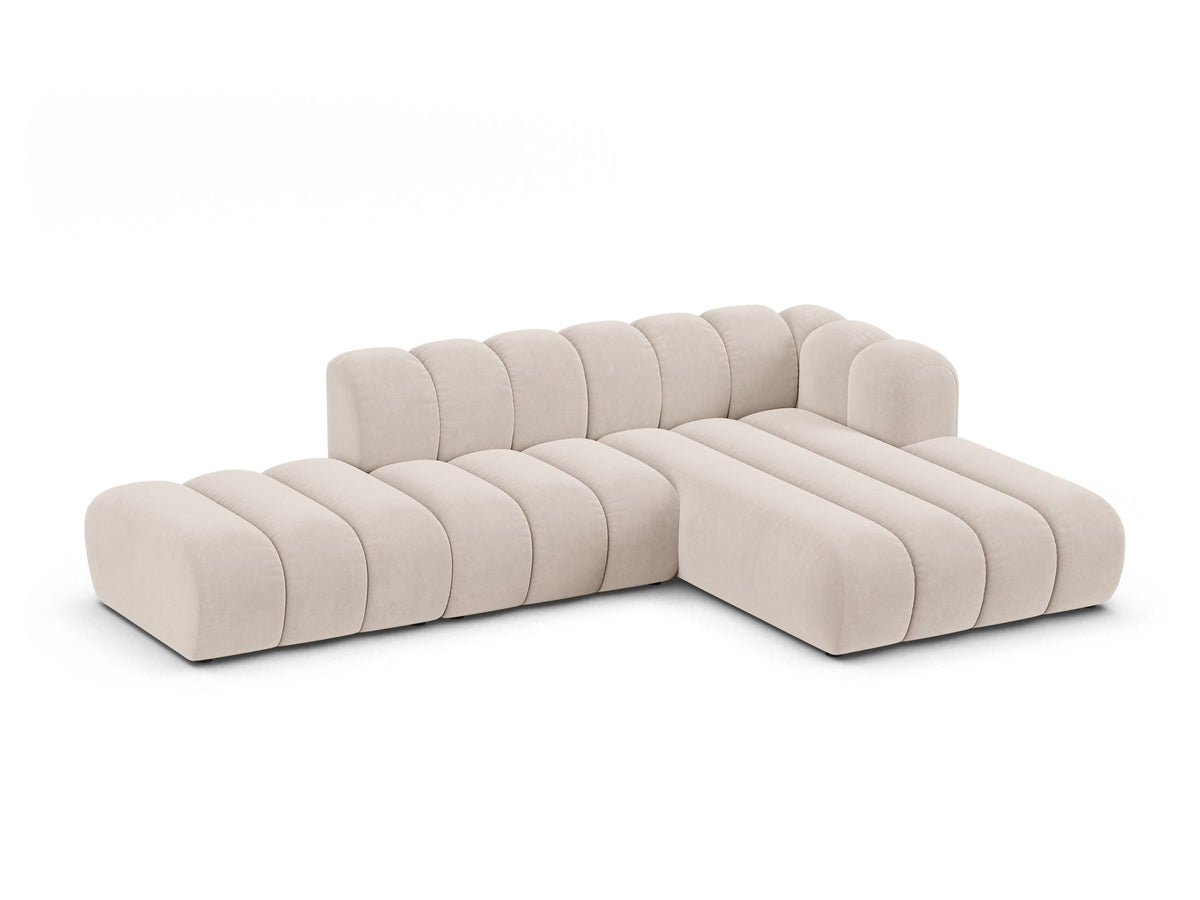 Beiges L-Sofa Lupine von Micadoni mit Venus-Samtstoffbezug, schwarzen Kunststoffbeinen und rechter Ausrichtung, Grösse 299x177x70 cm.