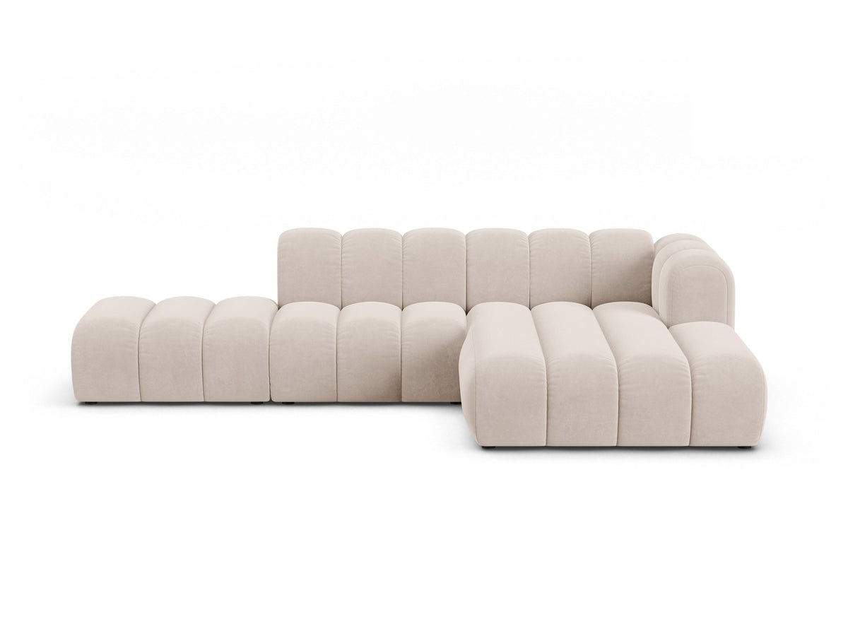 Beiges L-Sofa Lupine von Micadoni mit Venus-Samtstoffbezug, schwarzen Kunststoffbeinen und rechter Ausrichtung, Grösse 299x177x70 cm.