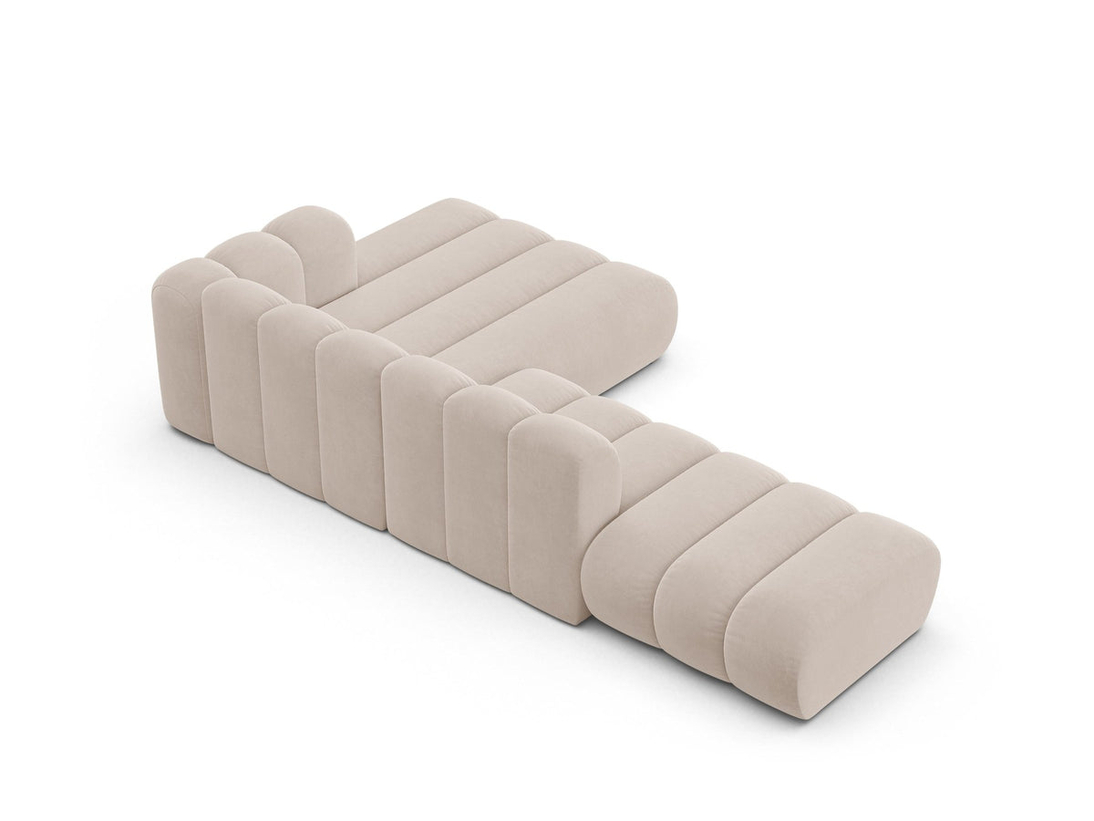 Beiges L-Sofa Lupine von Micadoni mit Venus-Samtstoffbezug, schwarzen Kunststoffbeinen und rechter Ausrichtung, Grösse 299x177x70 cm.