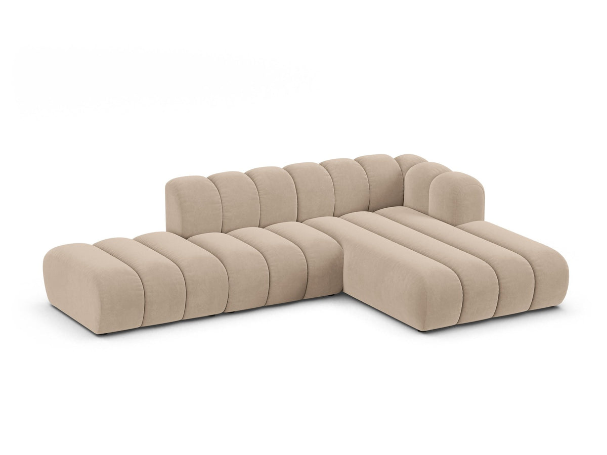Beiges L-Sofa Lupine von Micadoni mit Venus-Samtstoffbezug, schwarzen Kunststoffbeinen und rechter Ausrichtung, Grösse 299x177x70 cm.