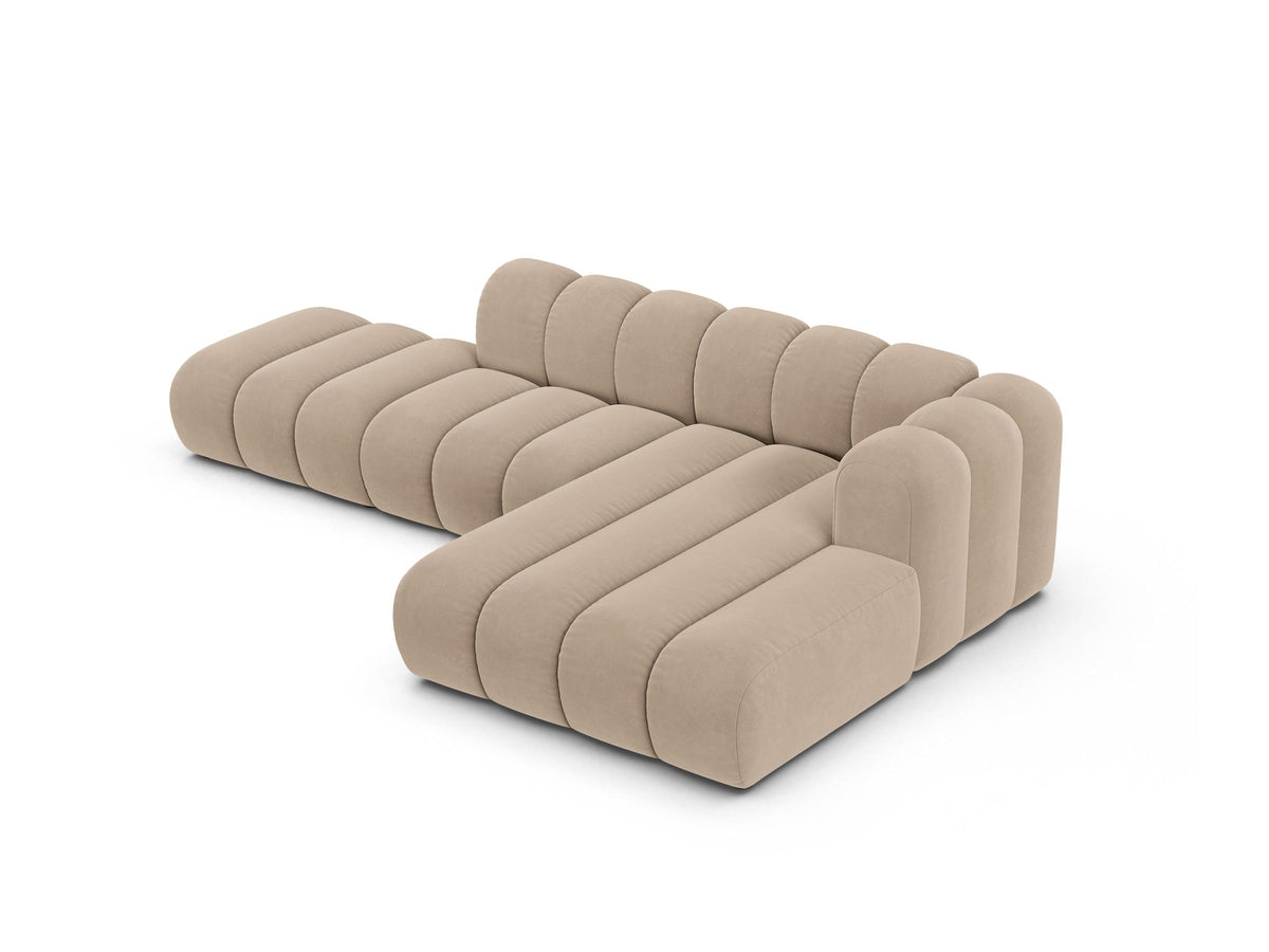 Beiges L-Sofa Lupine von Micadoni mit Venus-Samtstoffbezug, schwarzen Kunststoffbeinen und rechter Ausrichtung, Grösse 299x177x70 cm.