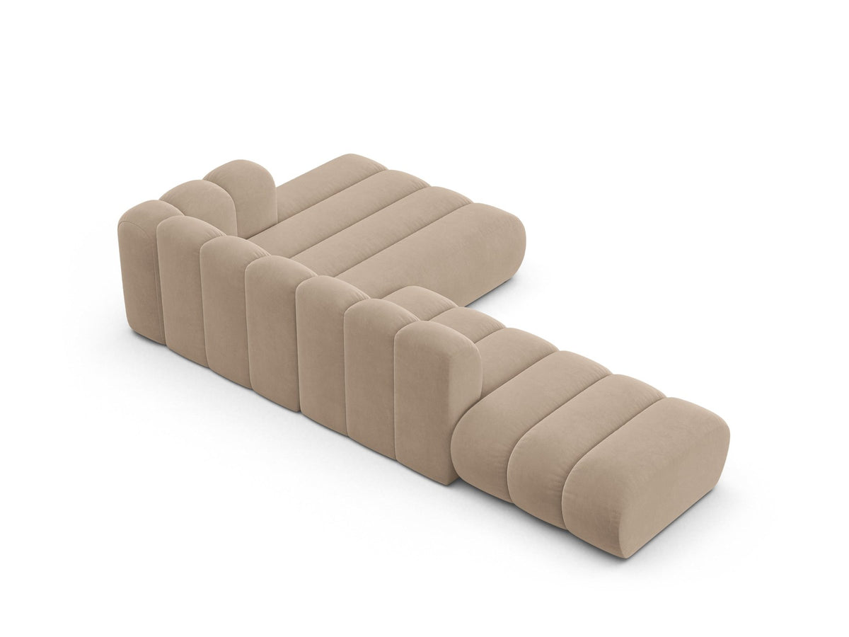 Beiges L-Sofa Lupine von Micadoni mit Venus-Samtstoffbezug, schwarzen Kunststoffbeinen und rechter Ausrichtung, Grösse 299x177x70 cm.