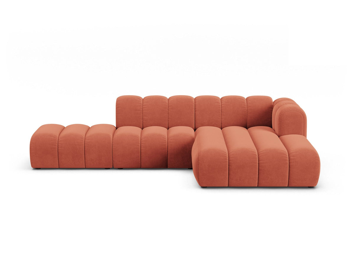 Beiges L-Sofa Lupine von Micadoni mit Venus-Samtstoffbezug, schwarzen Kunststoffbeinen und rechter Ausrichtung, Grösse 299x177x70 cm.
