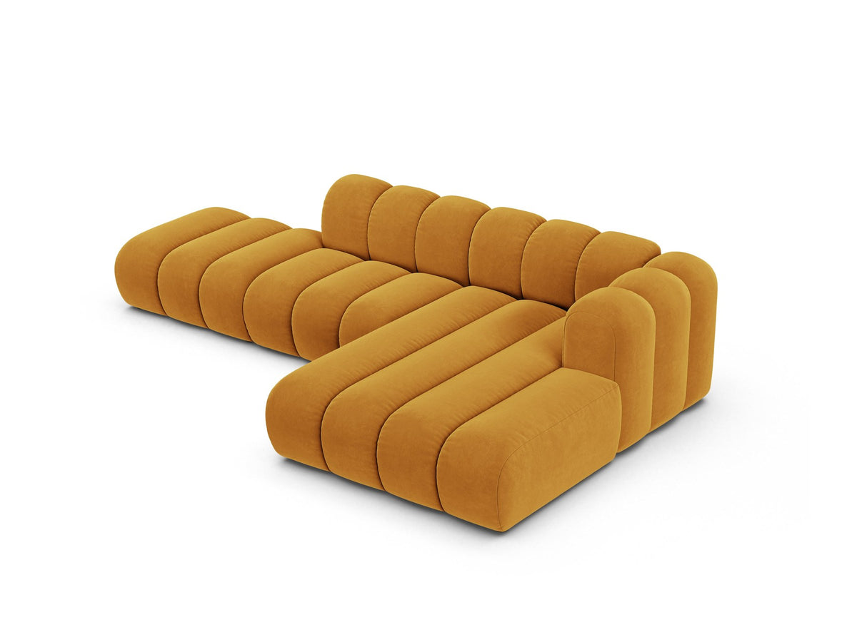Beiges L-Sofa Lupine von Micadoni mit Venus-Samtstoffbezug, schwarzen Kunststoffbeinen und rechter Ausrichtung, Grösse 299x177x70 cm.