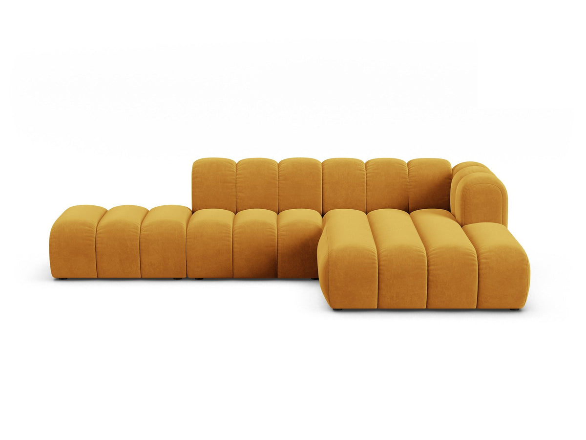 Beiges L-Sofa Lupine von Micadoni mit Venus-Samtstoffbezug, schwarzen Kunststoffbeinen und rechter Ausrichtung, Grösse 299x177x70 cm.