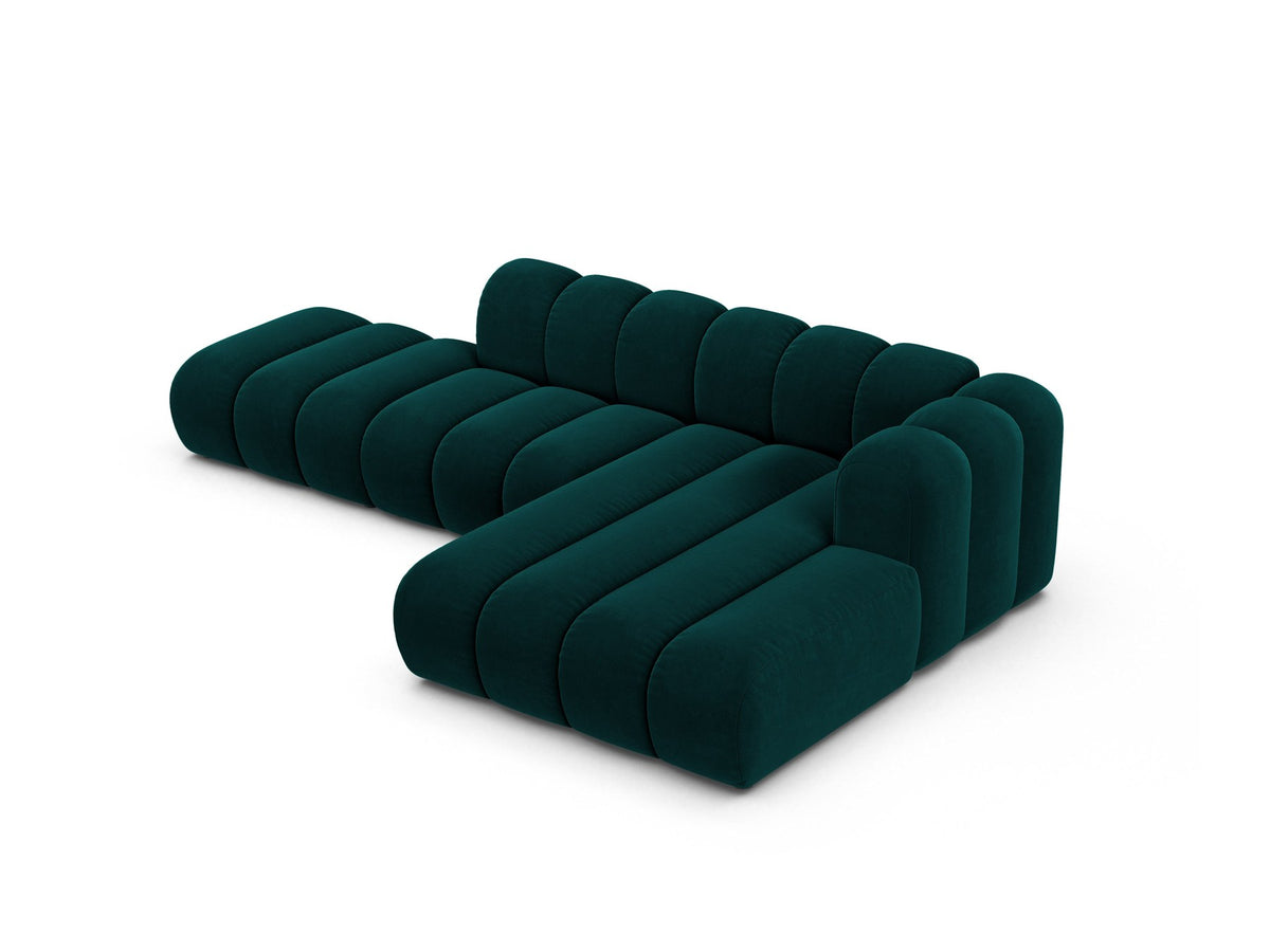 Beiges L-Sofa Lupine von Micadoni mit Venus-Samtstoffbezug, schwarzen Kunststoffbeinen und rechter Ausrichtung, Grösse 299x177x70 cm.