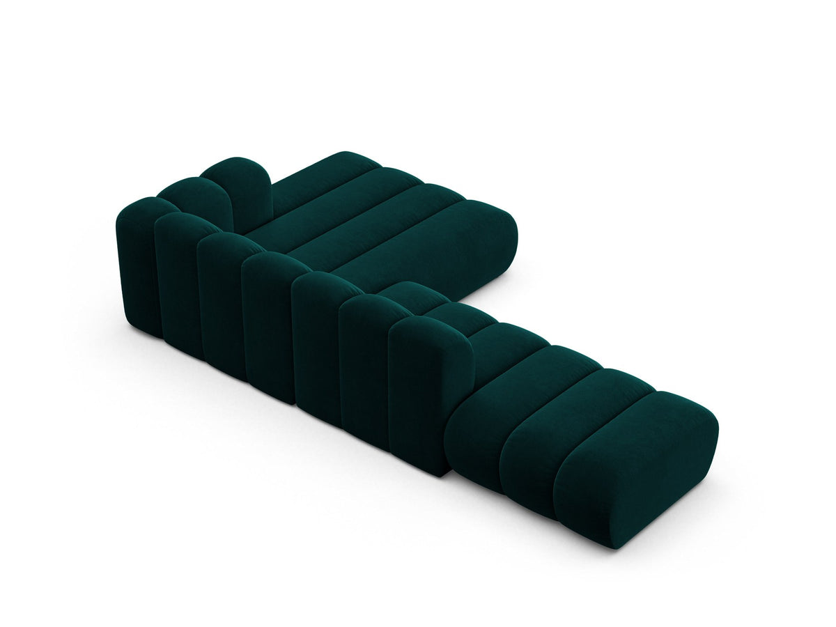 Beiges L-Sofa Lupine von Micadoni mit Venus-Samtstoffbezug, schwarzen Kunststoffbeinen und rechter Ausrichtung, Grösse 299x177x70 cm.