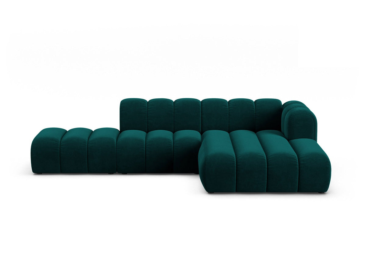Beiges L-Sofa Lupine von Micadoni mit Venus-Samtstoffbezug, schwarzen Kunststoffbeinen und rechter Ausrichtung, Grösse 299x177x70 cm.