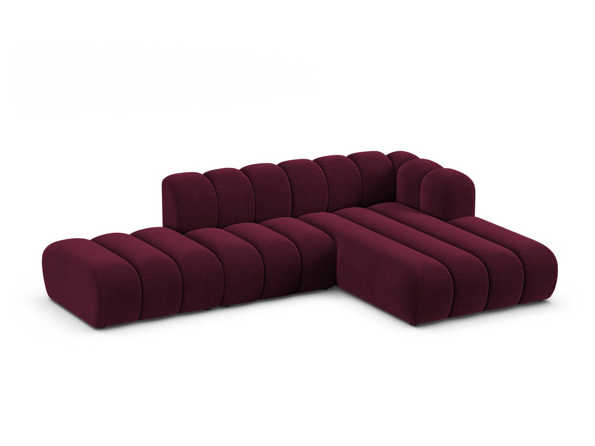 Beiges L-Sofa Lupine von Micadoni mit Venus-Samtstoffbezug, schwarzen Kunststoffbeinen und rechter Ausrichtung, Grösse 299x177x70 cm.