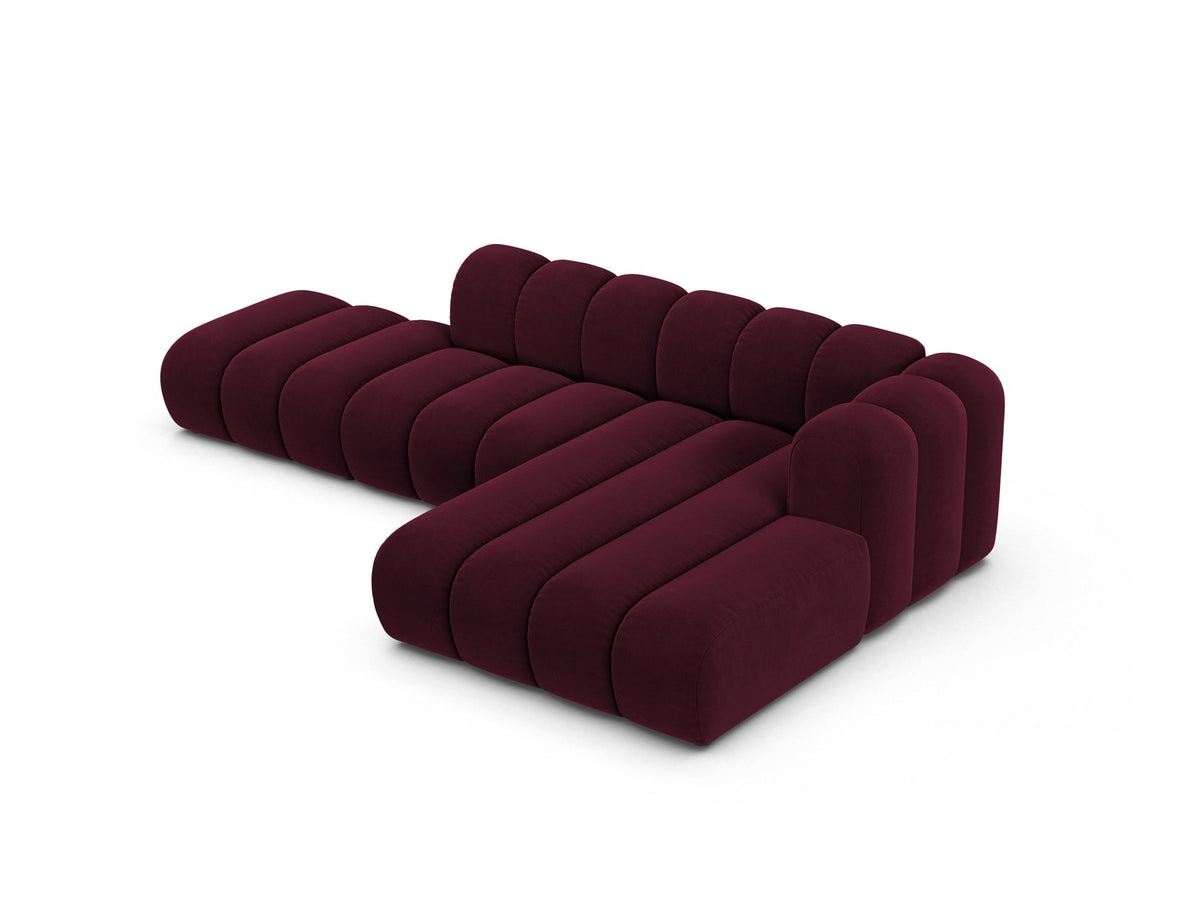Beiges L-Sofa Lupine von Micadoni mit Venus-Samtstoffbezug, schwarzen Kunststoffbeinen und rechter Ausrichtung, Grösse 299x177x70 cm.