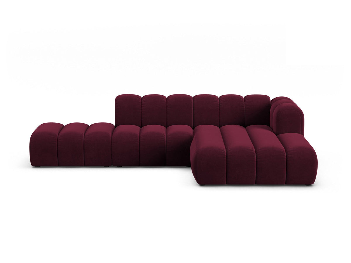 Beiges L-Sofa Lupine von Micadoni mit Venus-Samtstoffbezug, schwarzen Kunststoffbeinen und rechter Ausrichtung, Grösse 299x177x70 cm.