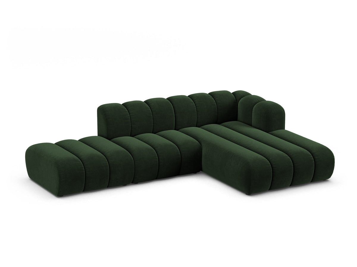 Beiges L-Sofa Lupine von Micadoni mit Venus-Samtstoffbezug, schwarzen Kunststoffbeinen und rechter Ausrichtung, Grösse 299x177x70 cm.