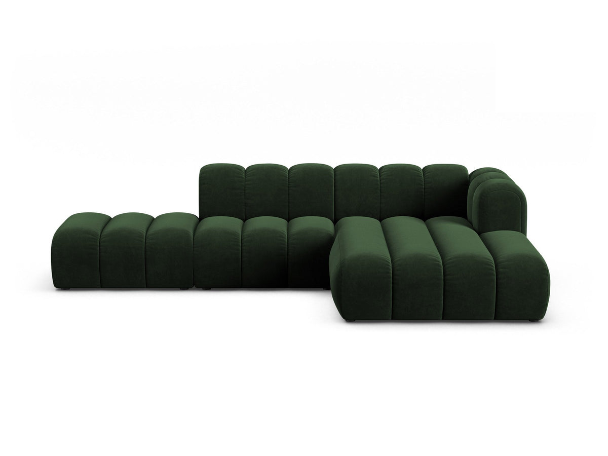 Beiges L-Sofa Lupine von Micadoni mit Venus-Samtstoffbezug, schwarzen Kunststoffbeinen und rechter Ausrichtung, Grösse 299x177x70 cm.