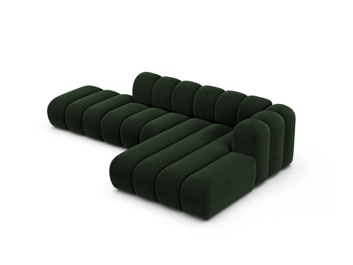 Beiges L-Sofa Lupine von Micadoni mit Venus-Samtstoffbezug, schwarzen Kunststoffbeinen und rechter Ausrichtung, Grösse 299x177x70 cm.