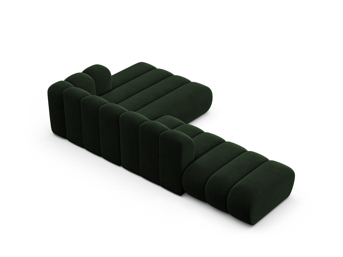 Beiges L-Sofa Lupine von Micadoni mit Venus-Samtstoffbezug, schwarzen Kunststoffbeinen und rechter Ausrichtung, Grösse 299x177x70 cm.