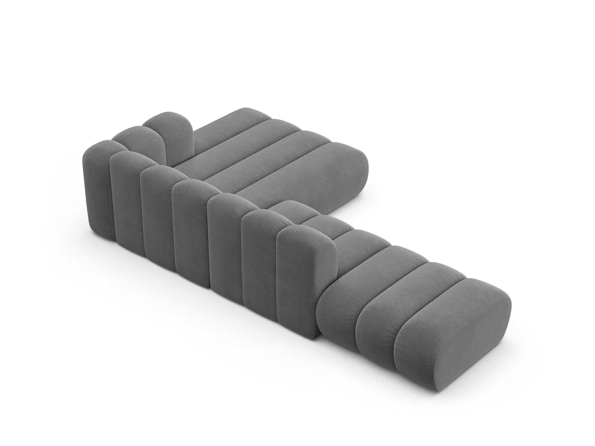 Beiges L-Sofa Lupine von Micadoni mit Venus-Samtstoffbezug, schwarzen Kunststoffbeinen und rechter Ausrichtung, Grösse 299x177x70 cm.