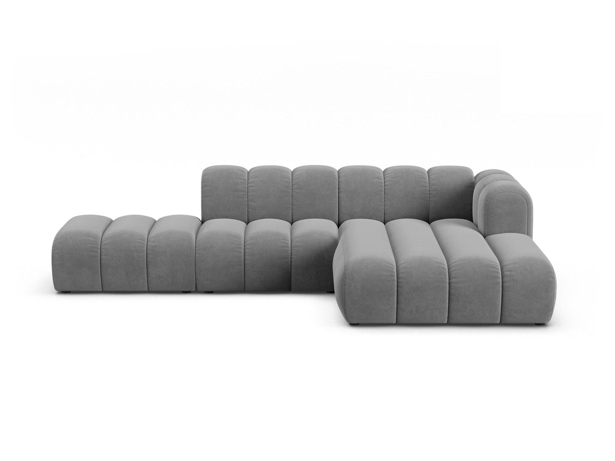 Beiges L-Sofa Lupine von Micadoni mit Venus-Samtstoffbezug, schwarzen Kunststoffbeinen und rechter Ausrichtung, Grösse 299x177x70 cm.