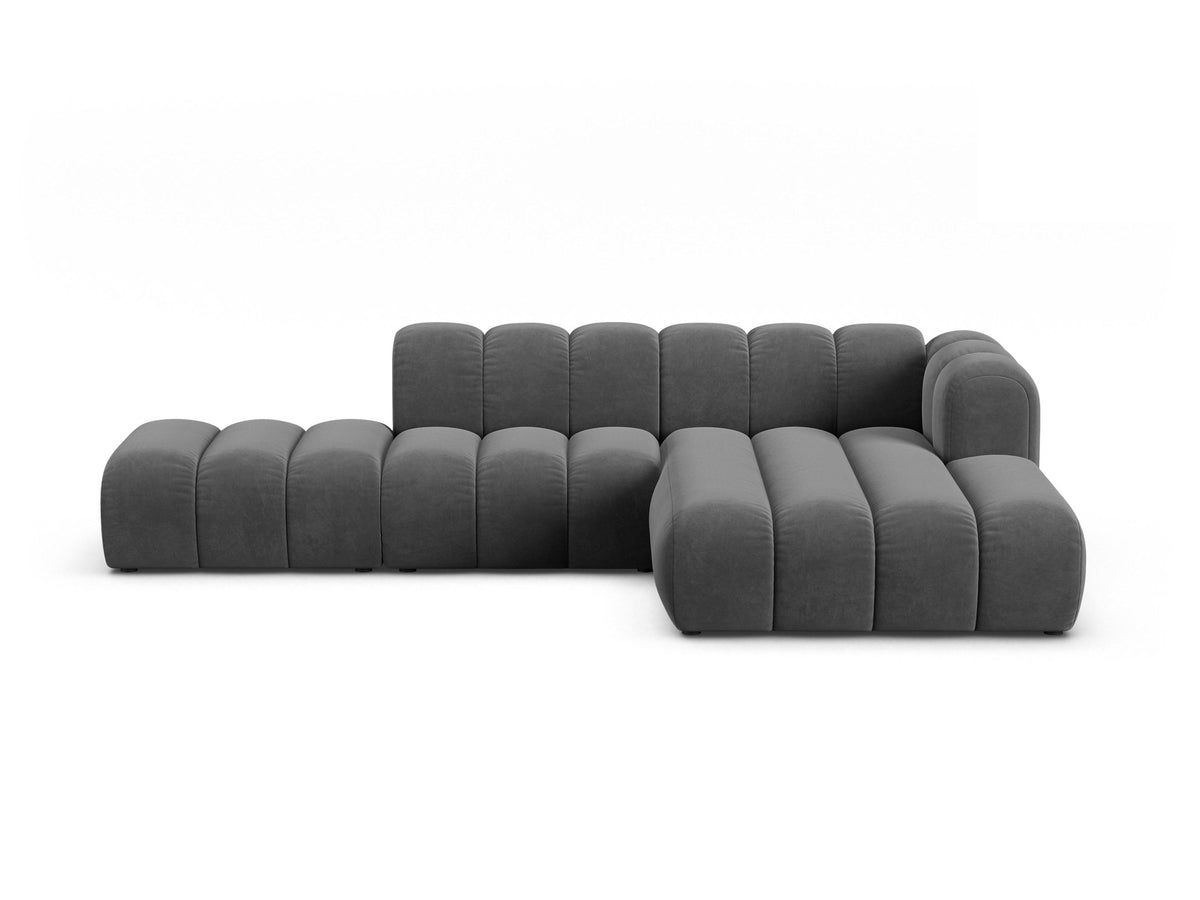 Beiges L-Sofa Lupine von Micadoni mit Venus-Samtstoffbezug, schwarzen Kunststoffbeinen und rechter Ausrichtung, Grösse 299x177x70 cm.