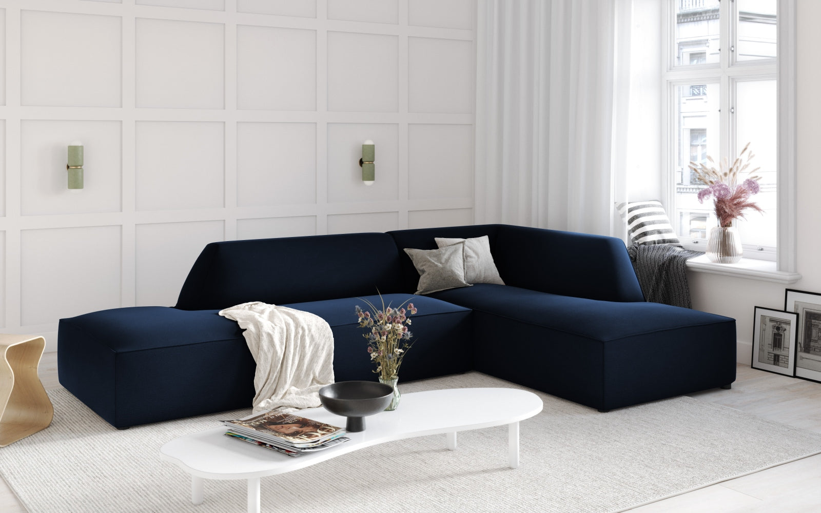 Elegantes Ruby Velour Ecksofa mit offener rechter Seite, perfekt für gesellige Abende. Bietet komfortable Sitzgelegenheit für bis zu vier Personen.