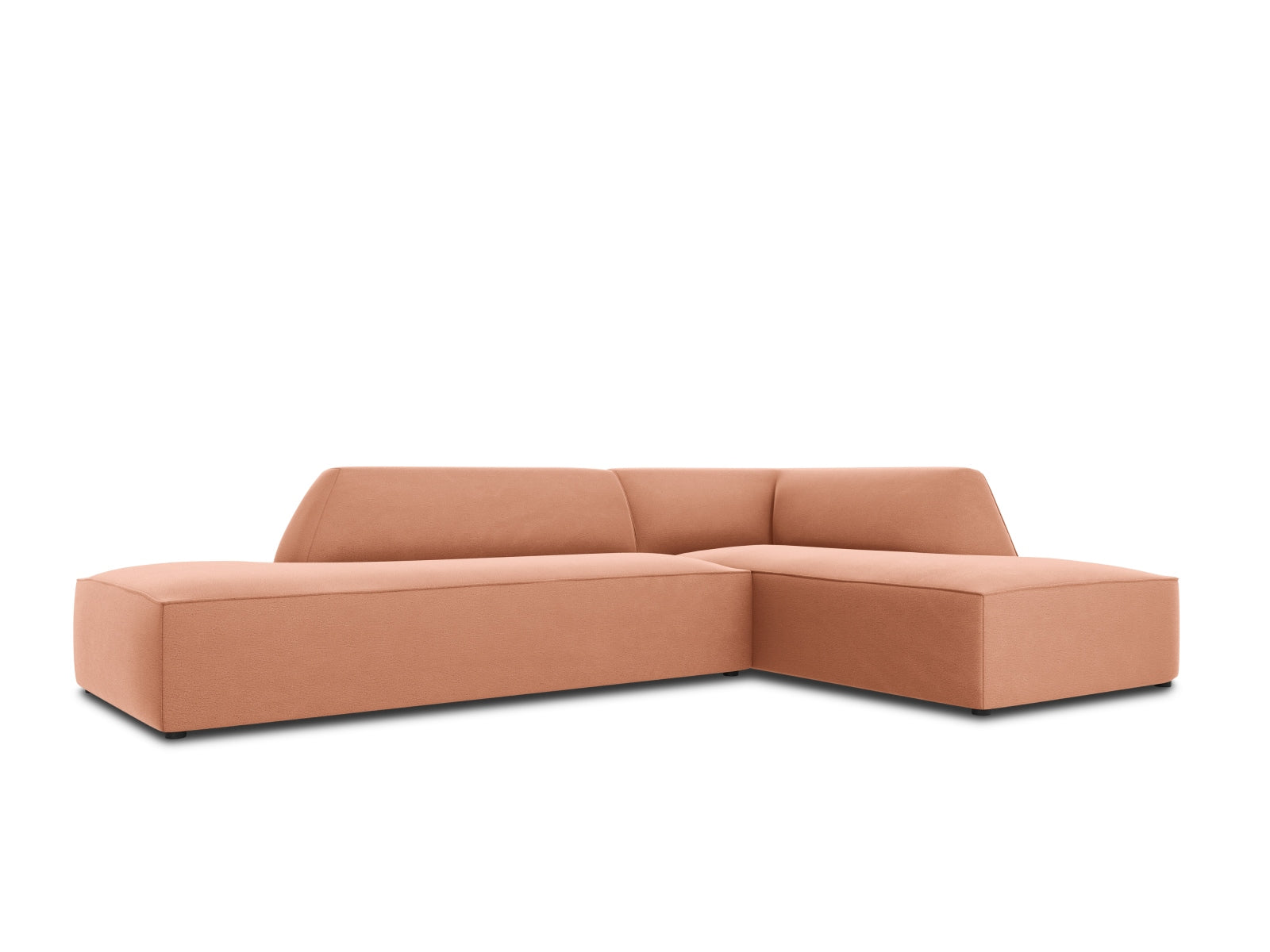 Entdecken Sie das Ruby Velour Ecksofa rechts von Micadoni – ein luxuriöses 4-Sitzer Sofa, das modernes Design und hohen Komfort vereint.