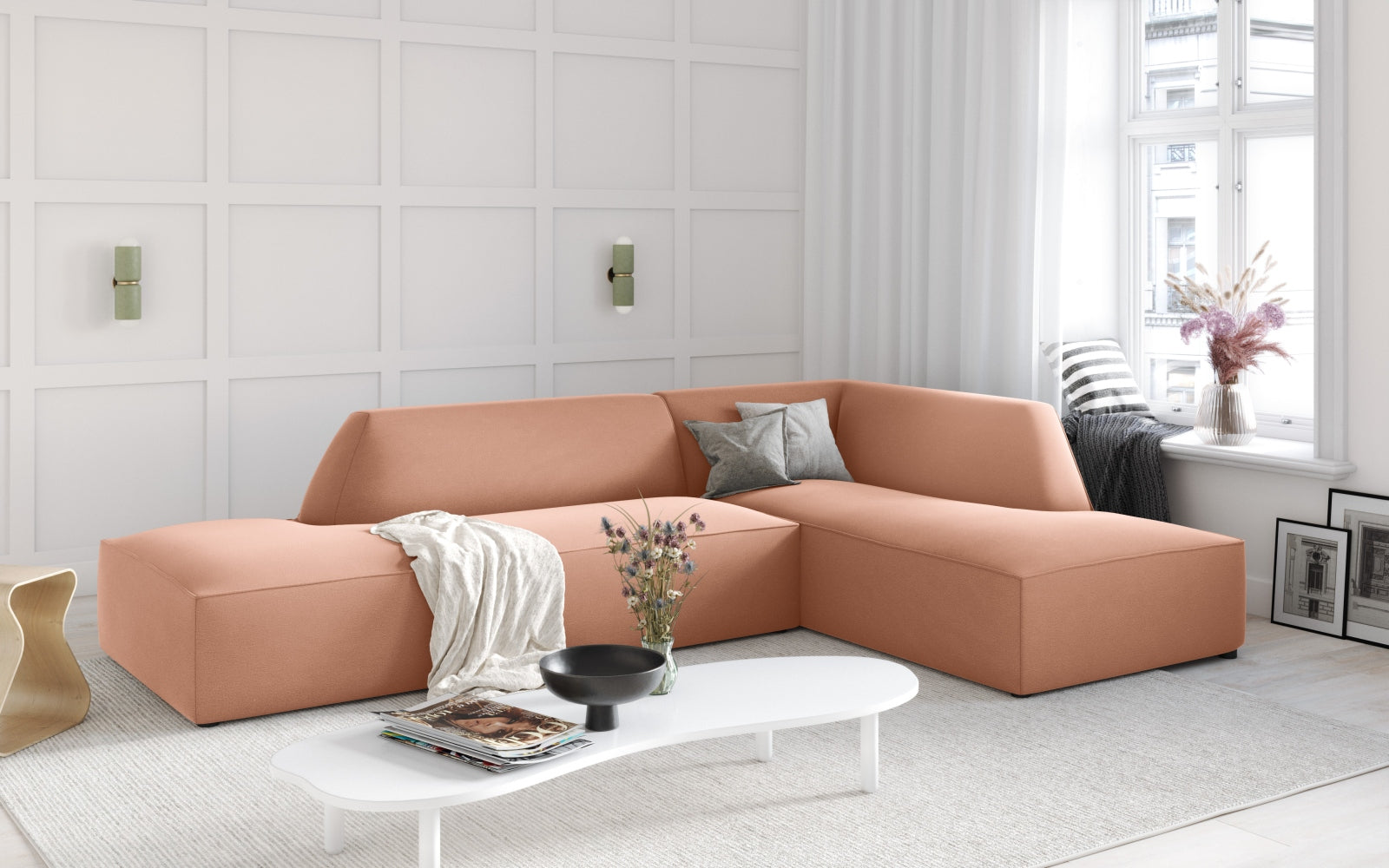 Stilvolles, modulares Ecksofa in edlem Ruby Velour, rechtsseitig, ideal für vier Personen und perfekt für moderne Wohnräume.