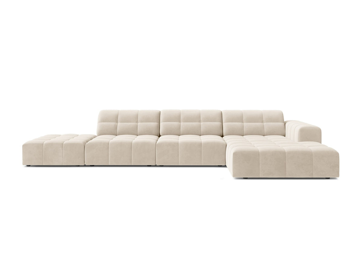 Jennifer Linkes Ecksofa von Micadoni in Leichtem Beige, L-Form, Bluvel-Stoffbezug, schwarze Kunststoffbeine, grosse Sitzfläche im Wohnraum.