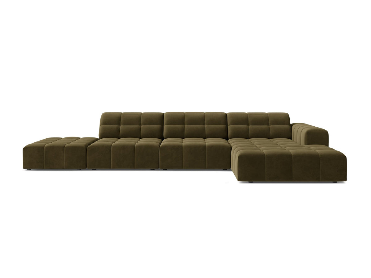 Jennifer Linkes Ecksofa von Micadoni in Leichtem Beige, L-Form, Bluvel-Stoffbezug, schwarze Kunststoffbeine, grosse Sitzfläche im Wohnraum.