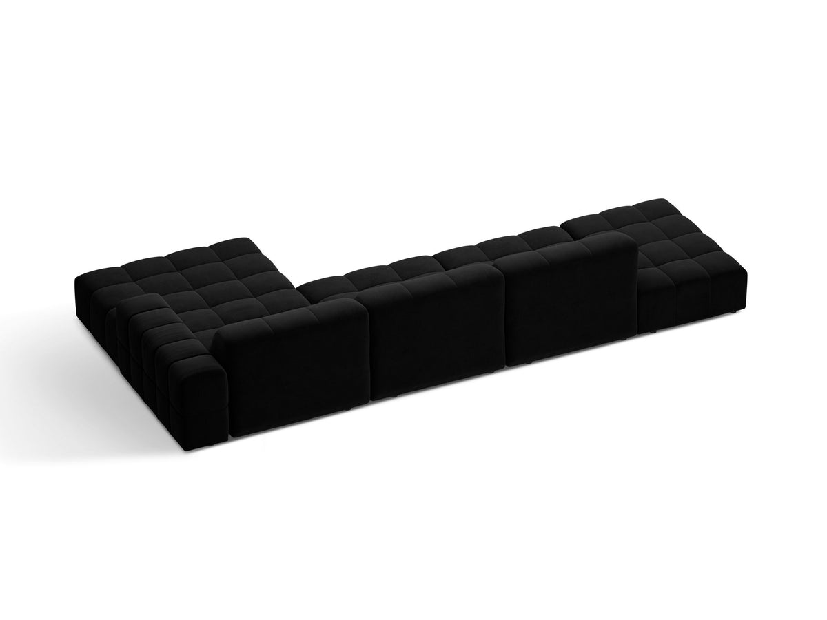 Jennifer Linkes Ecksofa von Micadoni in Leichtem Beige, L-Form, Bluvel-Stoffbezug, schwarze Kunststoffbeine, grosse Sitzfläche im Wohnraum.