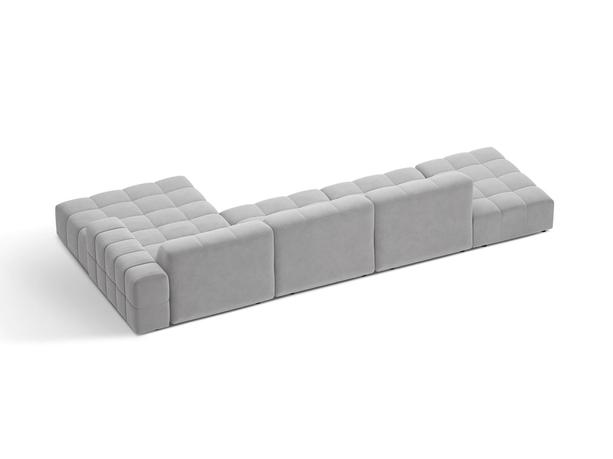 Jennifer Linkes Ecksofa von Micadoni in Leichtem Beige, L-Form, Bluvel-Stoffbezug, schwarze Kunststoffbeine, grosse Sitzfläche im Wohnraum.