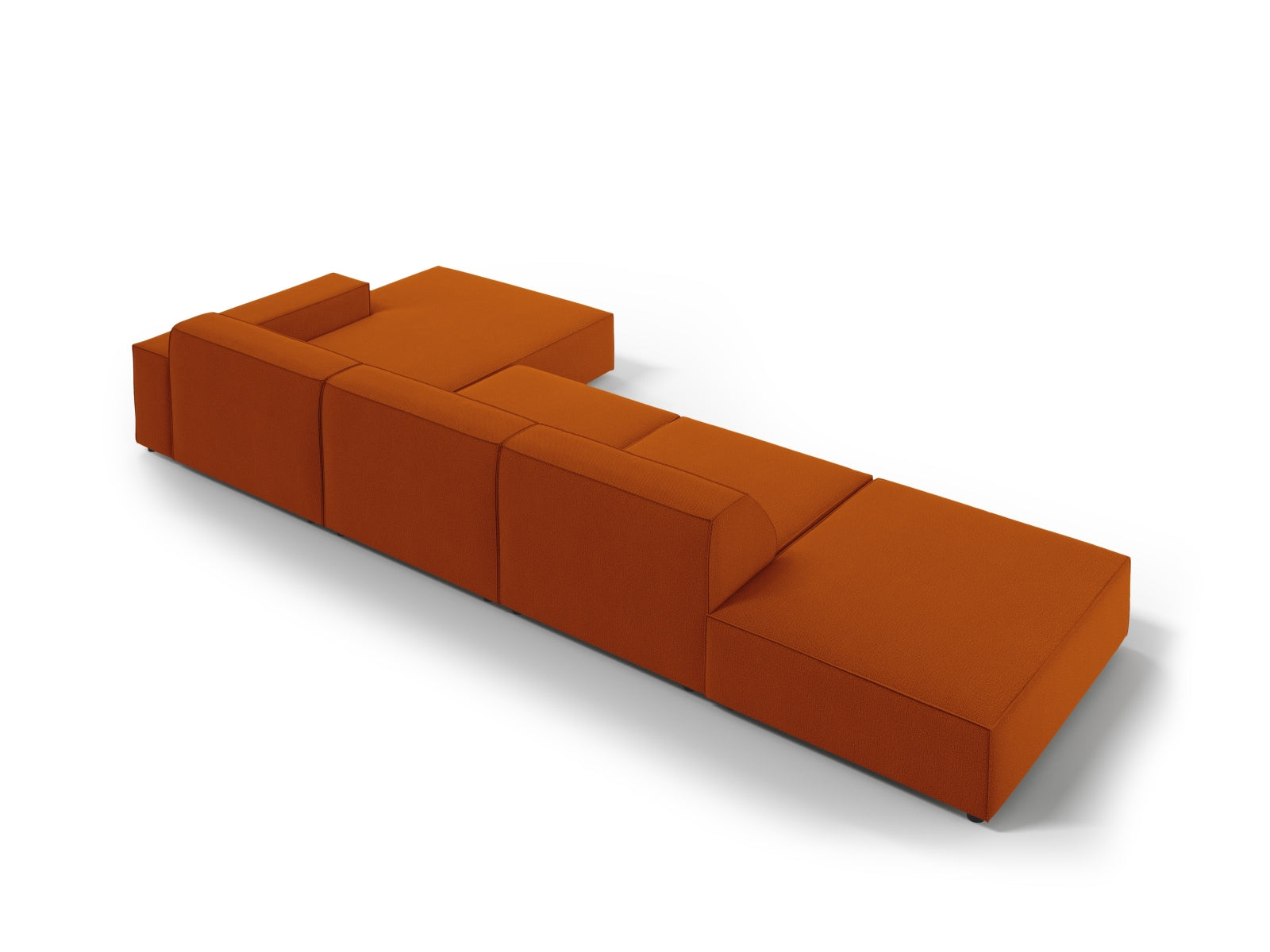 Elegantes, modulares Ecksofa Jodie in warmem Terracotta, perfekt für fünf Personen, vereint Funktionalität und zeitgemäßen Stil.