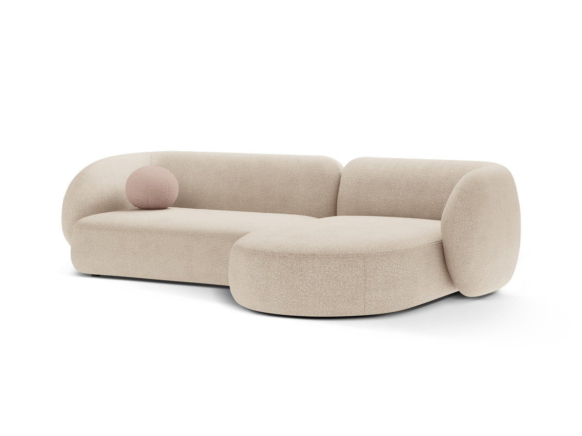 Weisses Ecksofa rechts Kate von Micadoni mit strukturiertem Bouclé-Stoff, schwarzen Kunststoffbeinen und niedriger Rückenlehne.