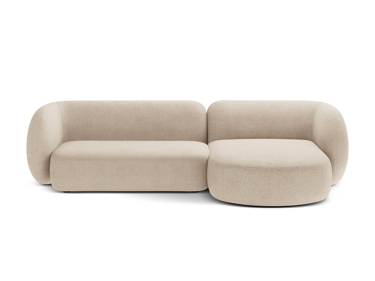 Weisses Ecksofa rechts Kate von Micadoni mit strukturiertem Bouclé-Stoff, schwarzen Kunststoffbeinen und niedriger Rückenlehne.