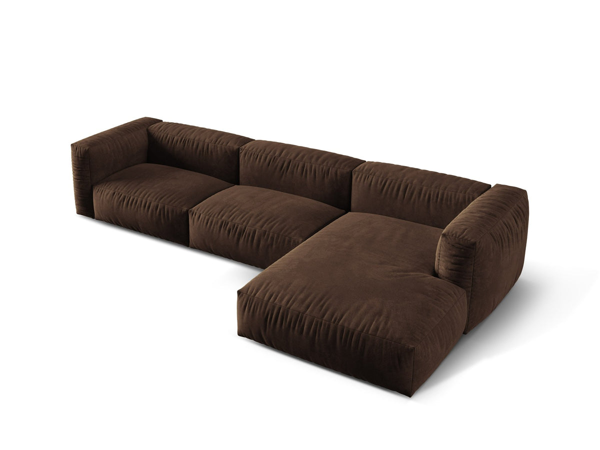 Modulares Ecksofa Martina von Micadoni in Schokoladenbraun mit Veloursstoff-Bezug, links ausgerichtet, auf niedrigen Polypropylen-Beinen stehend.