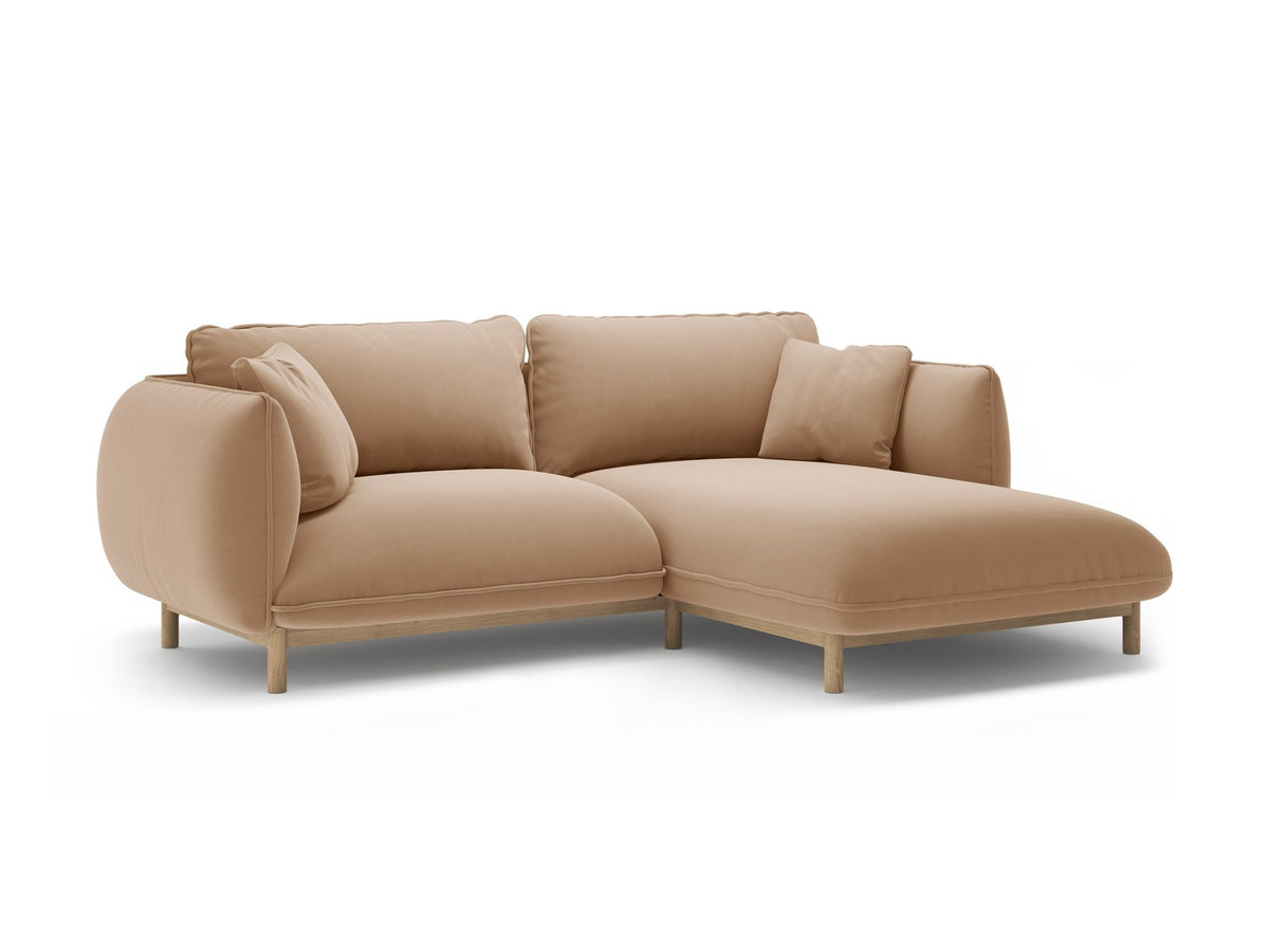 Foto des Ada Linkes Ecksofa von Micadoni in Mandel beige: L-Sofa mit rundem Armlehnen-Design, Buchenholzbeinen und Velours-Bezug Casino Lion.