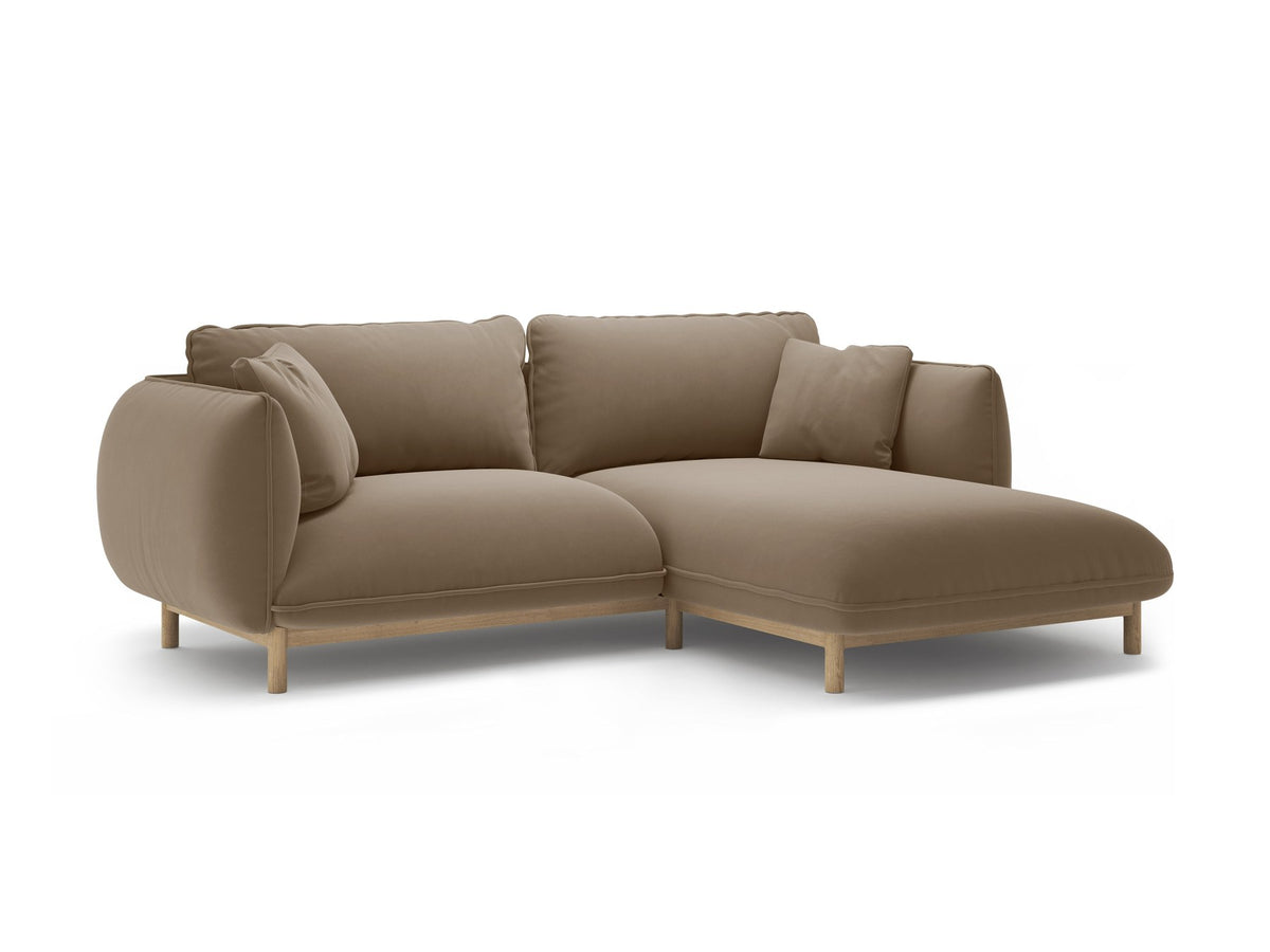 Foto des Ada Linkes Ecksofa von Micadoni in Mandel beige: L-Sofa mit rundem Armlehnen-Design, Buchenholzbeinen und Velours-Bezug Casino Lion.