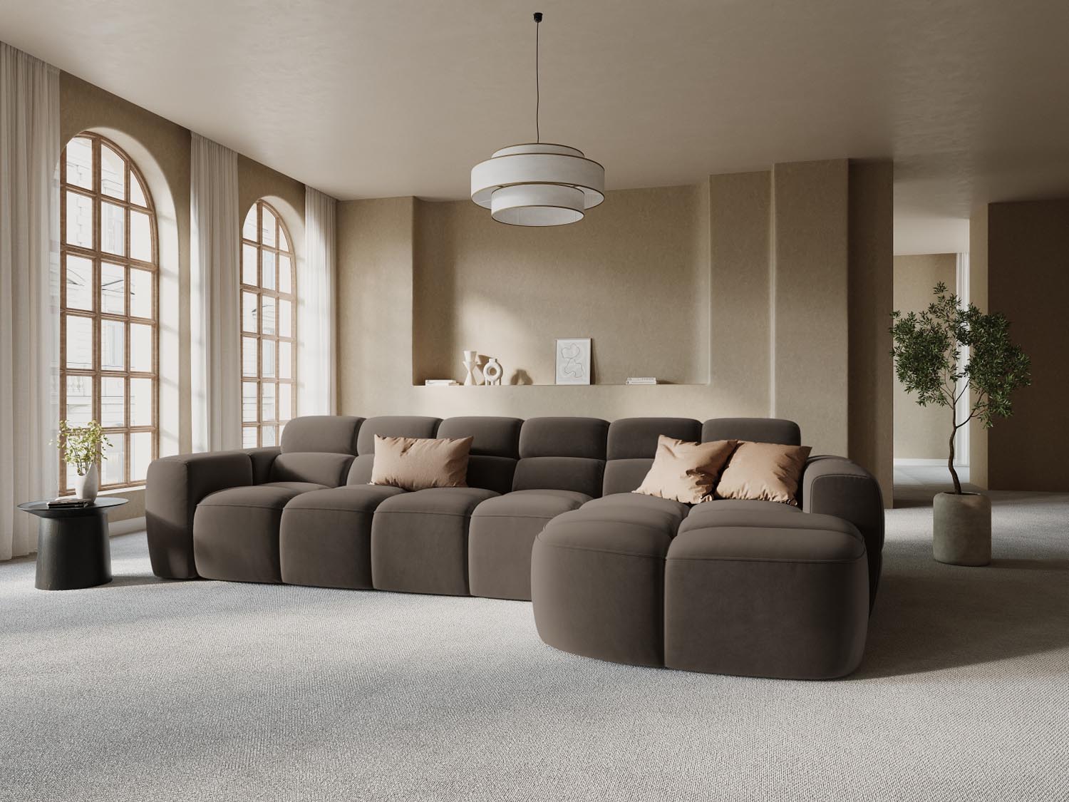 Erleben Sie das stilvolle Lisa Velour Ecksofa rechts von Micadoni. Dieses 4-Sitzer Sofa vereint Komfort und modernes Design für Ihr Wohnzimmer.