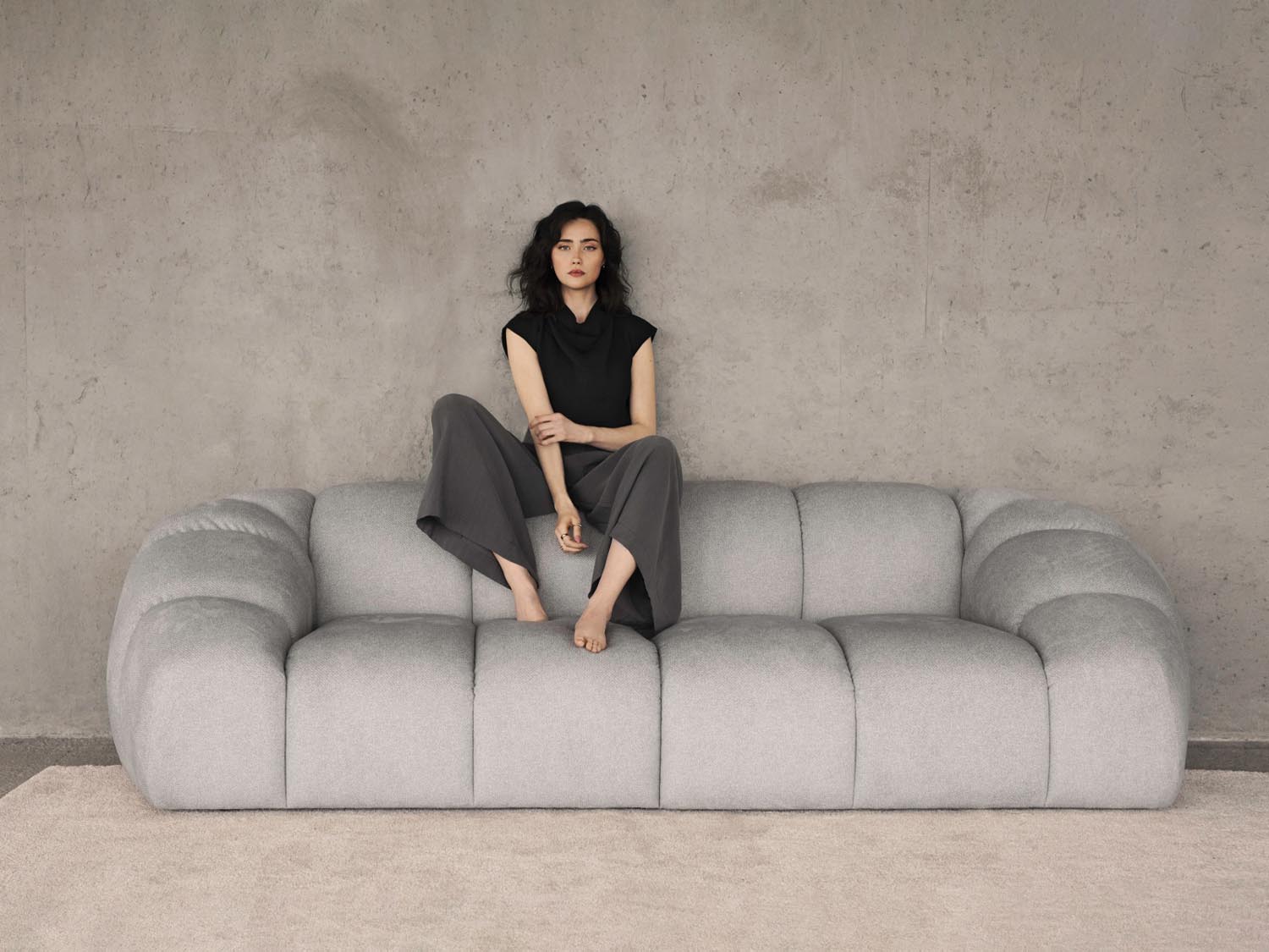 Entdecken Sie das elegante Diana Ecksofa rechts 4 Sitzer von Micadoni – ideal für stilvolle Wohnräume, vereint Komfort und modernes Design!