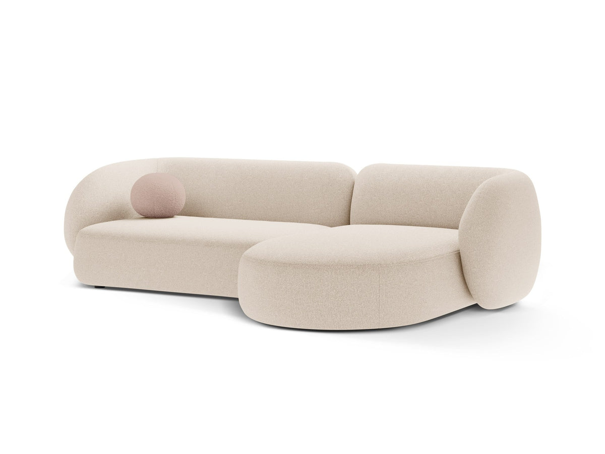 Weisses Ecksofa rechts Kate von Micadoni mit strukturiertem Bouclé-Stoff, schwarzen Kunststoffbeinen und niedriger Rückenlehne.