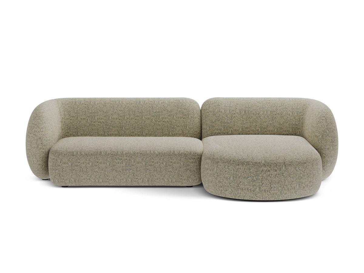 Weisses Ecksofa rechts Kate von Micadoni mit strukturiertem Bouclé-Stoff, schwarzen Kunststoffbeinen und niedriger Rückenlehne.