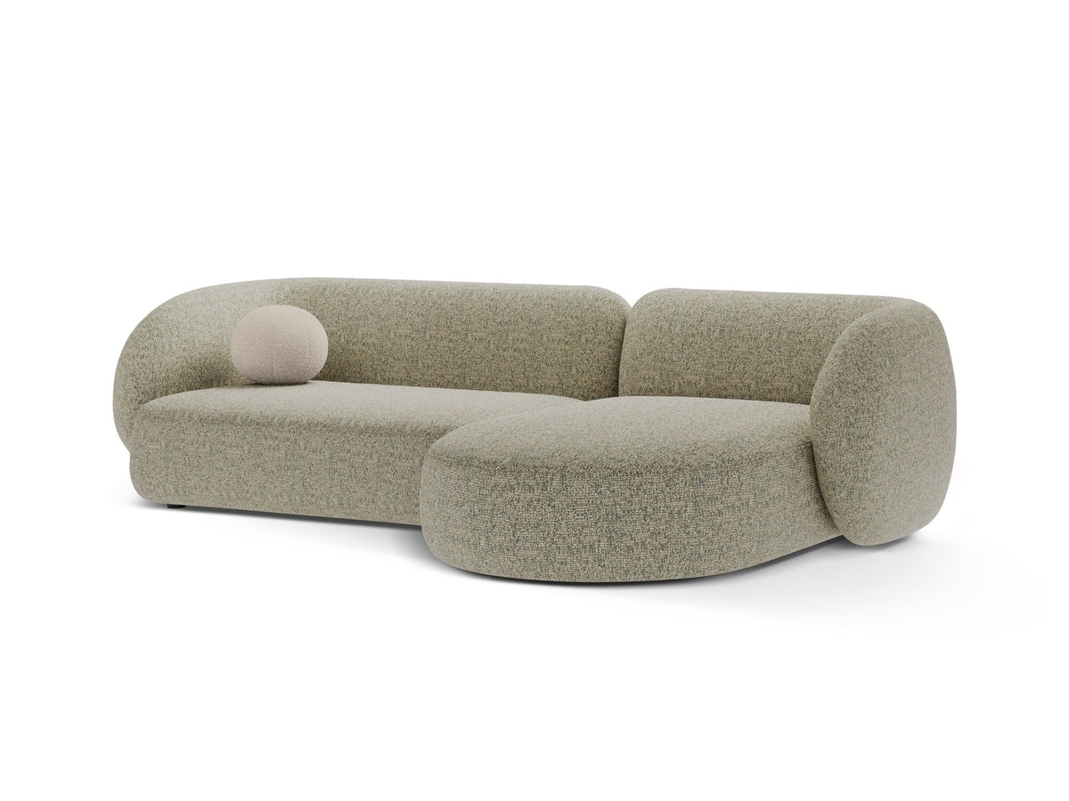 Weisses Ecksofa rechts Kate von Micadoni mit strukturiertem Bouclé-Stoff, schwarzen Kunststoffbeinen und niedriger Rückenlehne.