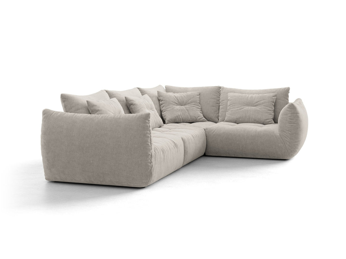 Ecksofa rechts Bloom von Micadoni in leichtem Beige, Veloursstoff Casino Pearl, schwarze Kunststoffbeine, moderne Polstermöbel-Form.